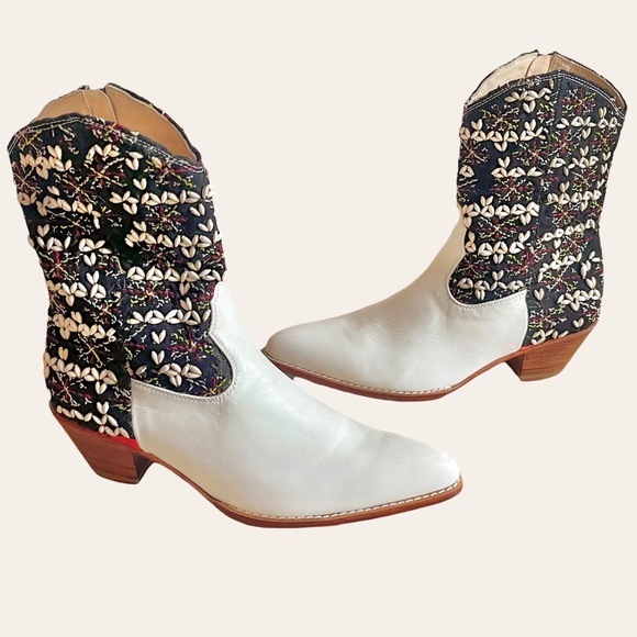 MOMO New York | TRIBAL EMBROIDERED POINTED ANKLE BOOTS NALIA Size: 8 - Picture 2 of 13
